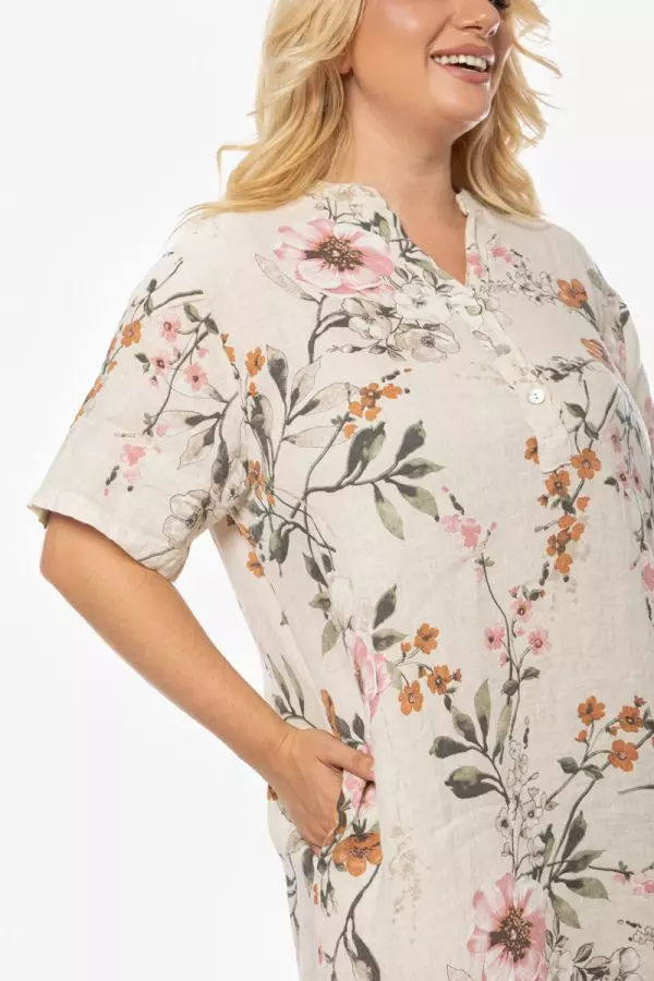 Λινό floral φόρεμα με τσέπες σε μπεζ χρώμα