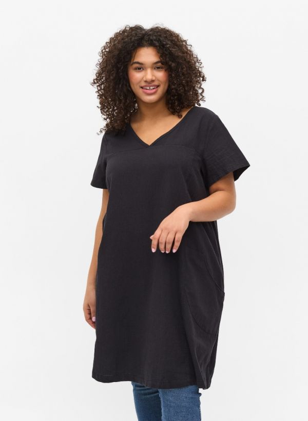Κοντομάνικο φόρεμα με V λαιμόκοψη και τσέπες σε μαύρο χρώμα