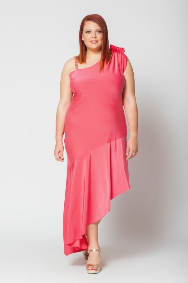 Ασύμμετρο φόρεμα με αλυσίδα στην τιράντα σε φουξ χρώμα 