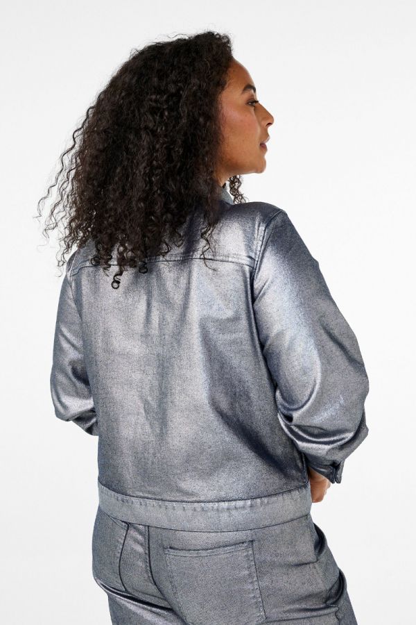 Κοντό coated jacket σε ασημί χρώμα