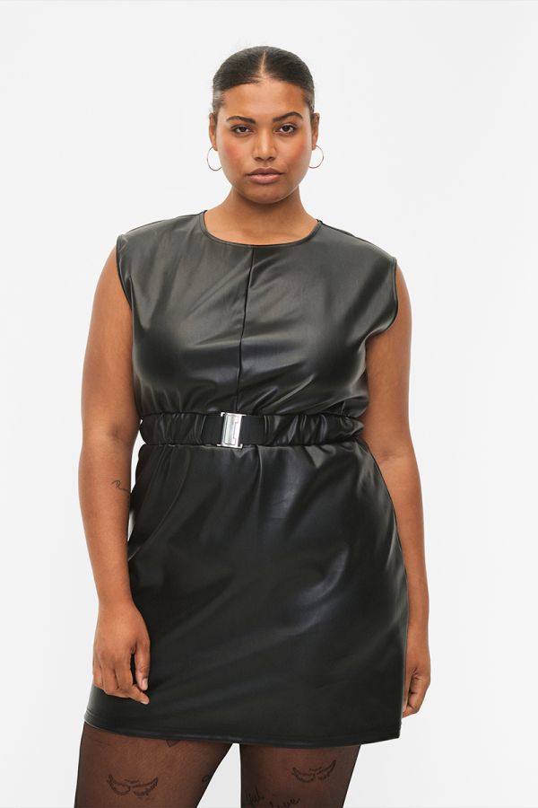 Mini φόρεμα leather-like με ζώνη σε μαύρο χρώμα