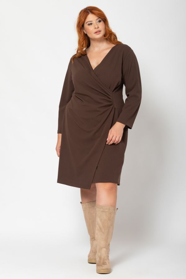 Κρουαζέ φόρεμα με σούρα σε σοκολά χρώμα 1xl,2xl,3xl,4xl,5xl