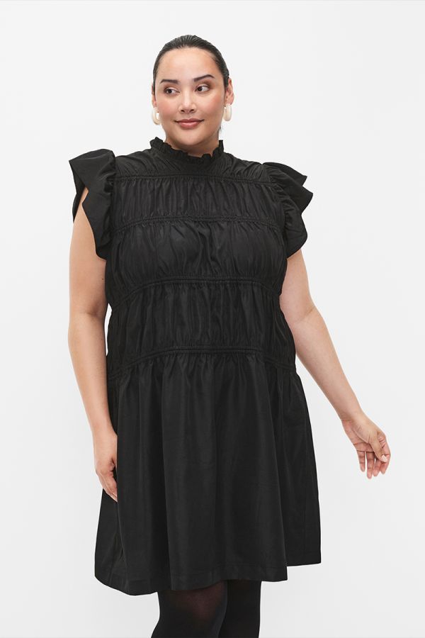 Φόρεμα με βολάν και σούρες σε μαύρο χρώμα