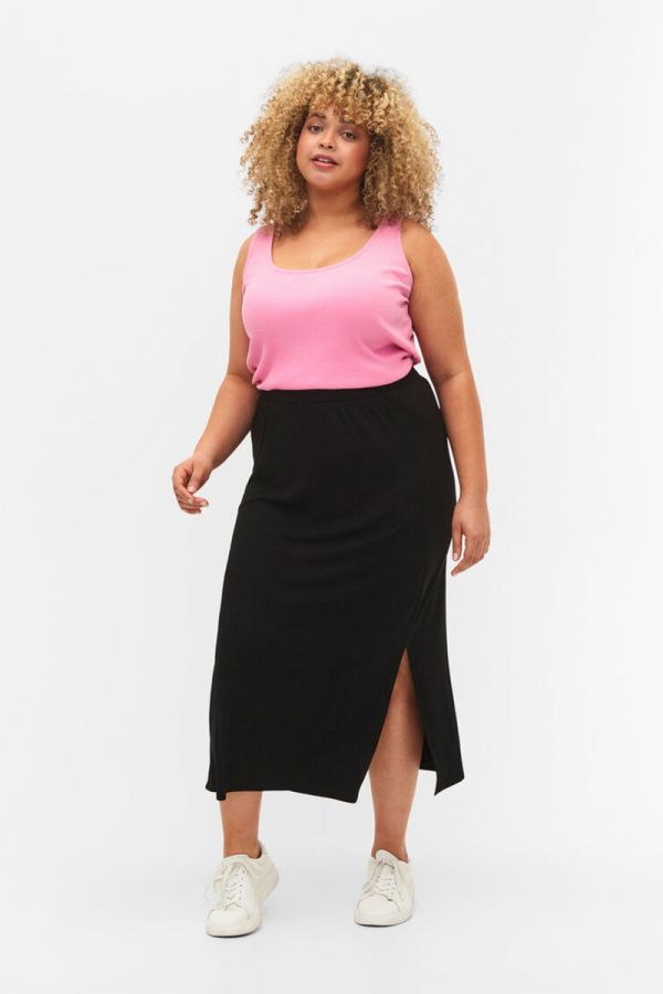 Maxi ριμπ φούστα με ανοίγματα στα πλαϊνά σε μαύρο χρώμα