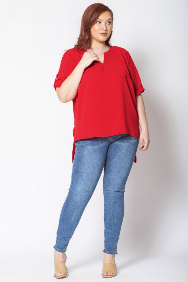Hi-Lo μπλούζα με κουφόπιετα και μανίκι με δέσιμο σε κόκκινο χρώμα