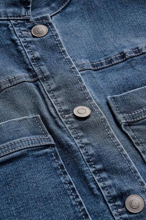 Jean jacket με τσέπες  μπροστά σε denim blue χρώμα