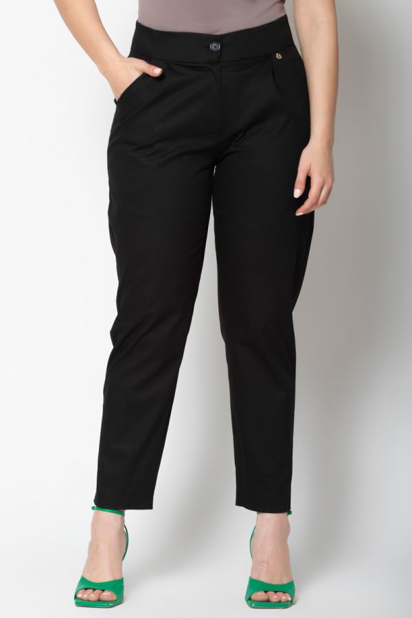 Καπαρντινέ παντελόνι με πιέτες σε μαύρο χρώμα