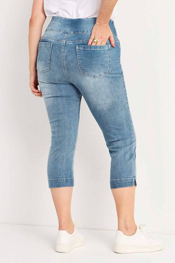 Κάπρι jean με φαρδιά μπάσκα σε denim light blue χρώμα