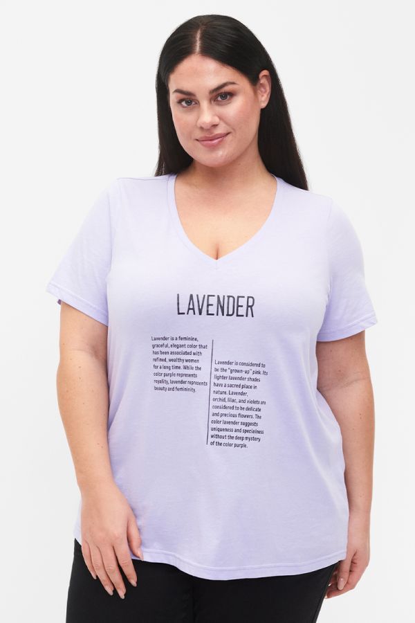 Κοντομάνικη μπλούζα με τύπωμα και V λαιμόκοψη σε λιλά χρώμα 1xl 2xl 3xl 4xl 5xl 
