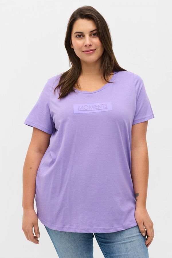 Κοντομάνικη μπλούζα με τύπωμα σε λιλά χρώμα