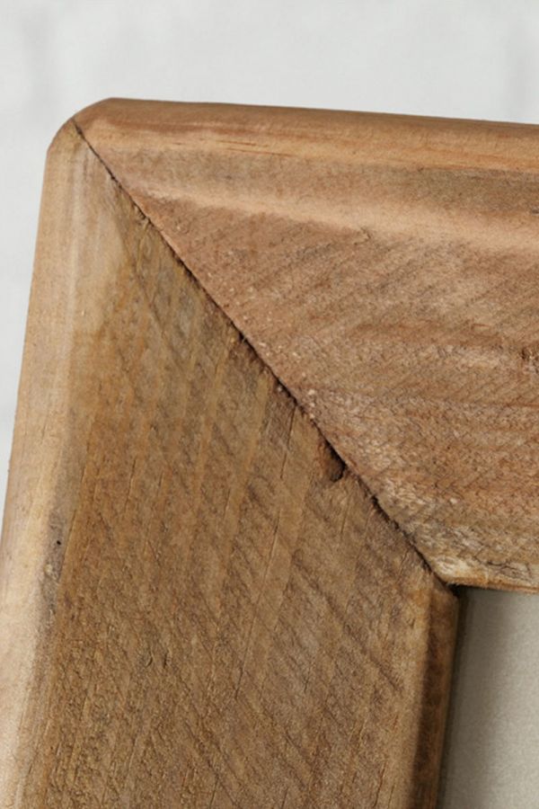 Κορνίζα από ανακυκλωμένο ξύλο σε καφέ χρώμα Μ: 21 cm Π:2 cm Υ:26 cm