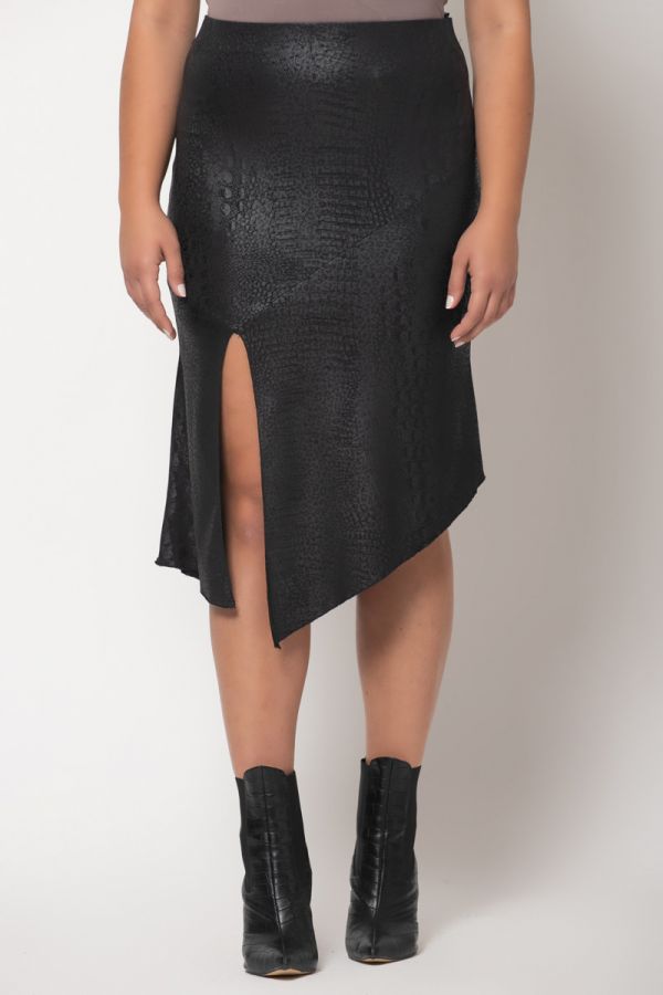 Leather-like φούστα ασύμμετρη με σκίσιμο σε μαύρο χρώμα