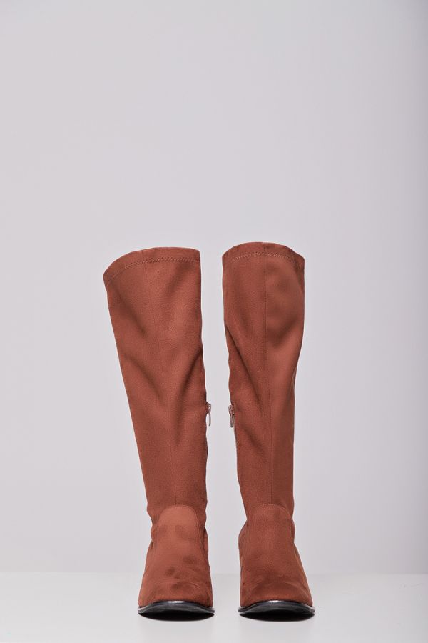 Leather-like καστόρινη μπότα με φαρδιά γάμπα και μεταλιζέ τακούνι σε ταμπά χρώμα 
