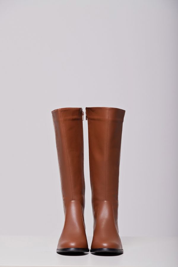 Leather-like μπότα ιππασίας με φαρδιά γάμπα και διπλό ρέλι σε σοκολά χρώμα 