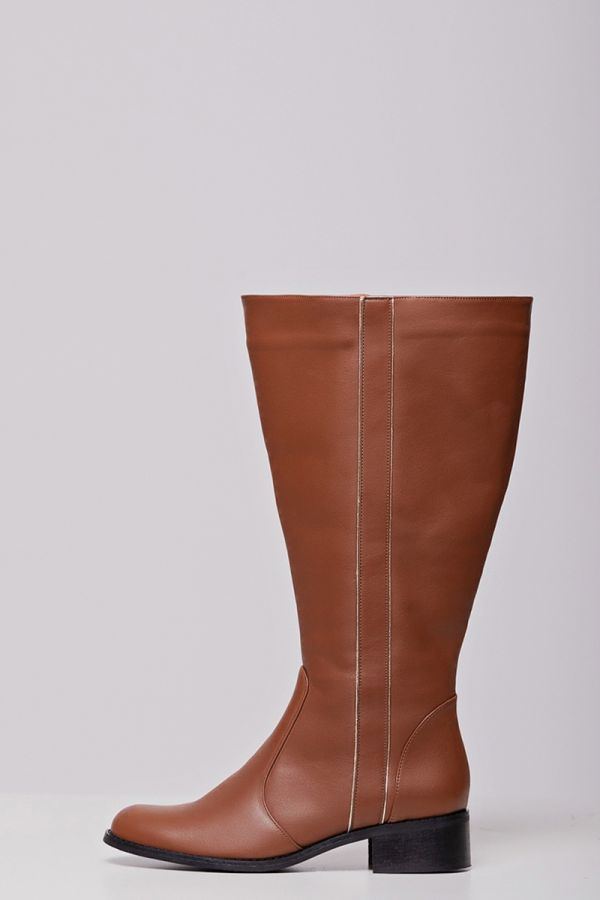 Leather-like μπότα ιππασίας με φαρδιά γάμπα και διπλό ρέλι σε σοκολά χρώμα 