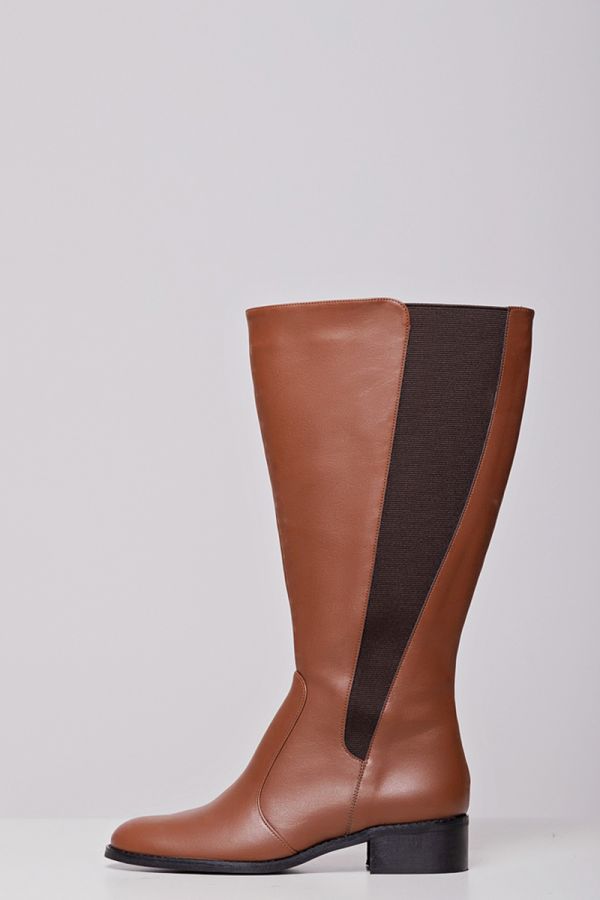 Leather-like μπότα ιππασίας με φαρδιά γάμπα και λάστιχο σε σοκολά χρώμα