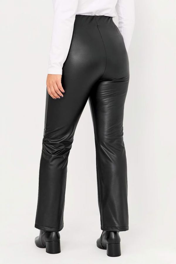 Leather-like παντελόνι σε ίσια γραμμή σε μαύρο χρώμα