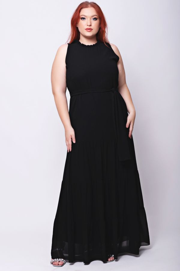 Maxi φόρεμα με ζώνη και βολάν τελείωμα σε μαύρο χρώμα