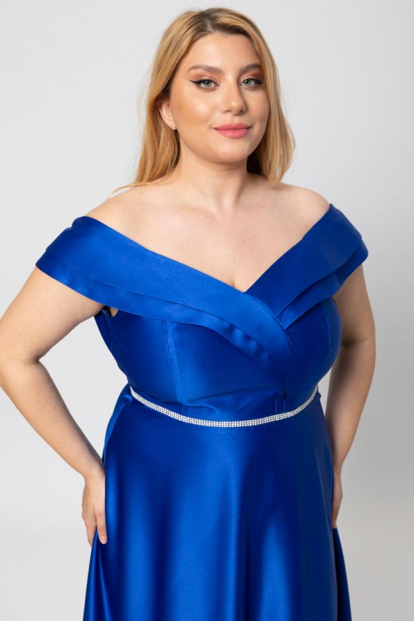 Maxi σατέν φόρεμα με στρας στη μέση σε μπλε χρώμα 1xl 2xl 3xl 4xl 5xl 