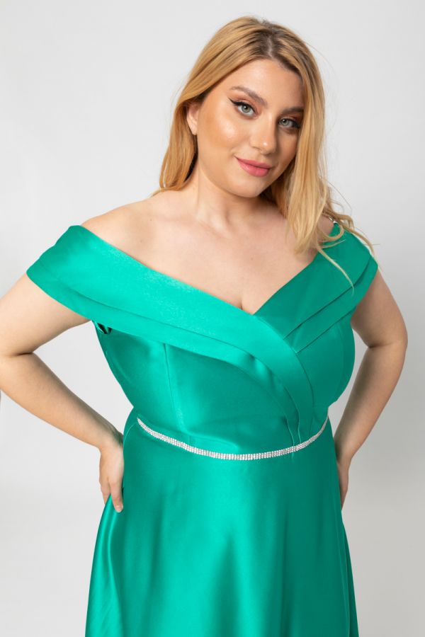 Maxi σατέν φόρεμα με στρας στη μέση σε πράσινο χρώμα 1xl 2xl 3xl 4xl 5xl 