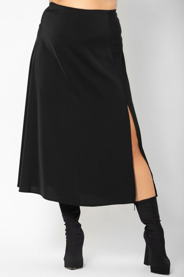 Maxi φούστα με άνοιγμα στο τελείωμα σε μαύρο χρώμα