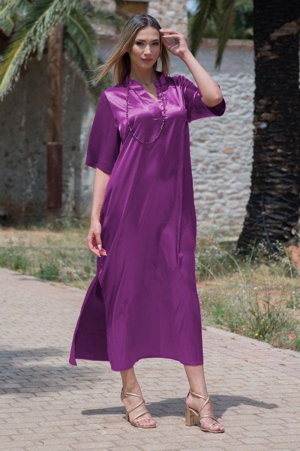 Maxi σατέν φόρεμα με V λαιμόκοψη σε σκούρο μωβ χρώμα