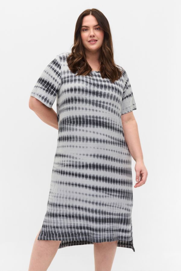 Midi φόρεμα με tie dye print και άνοιγμα στο πλάι σε λευκό/μαύρο χρώμα