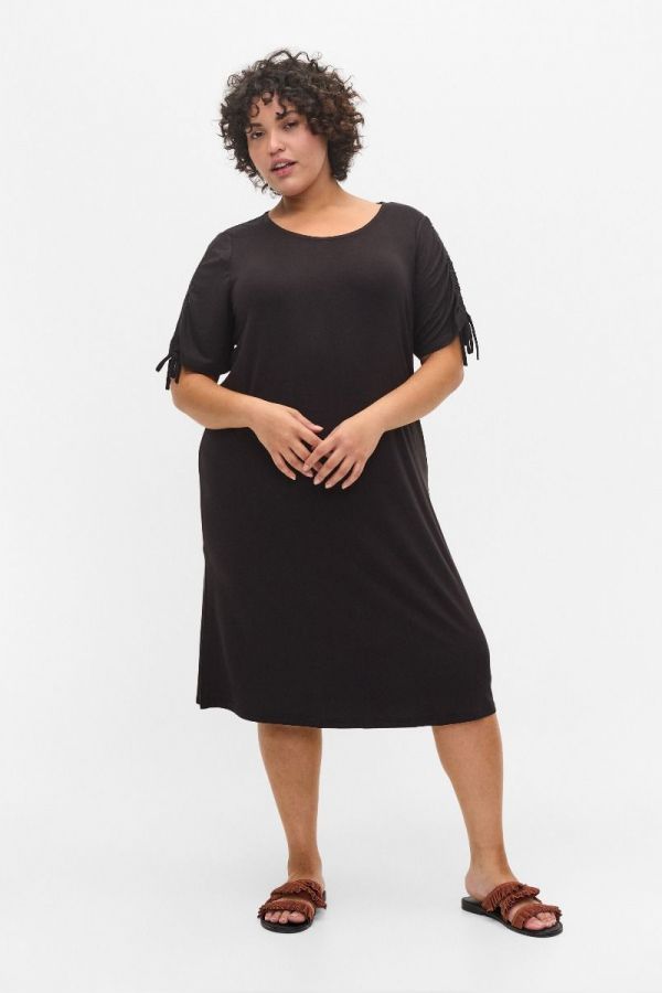 Midi  κοντομάνικο φόρεμα με σούρα στα μανίκια σε μαύρο χρώμα