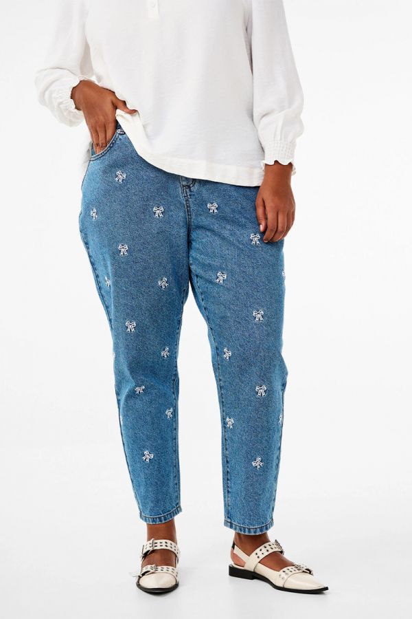Mom fit jean με κέντημα φιογκάκια σε denim light blue χρώμα