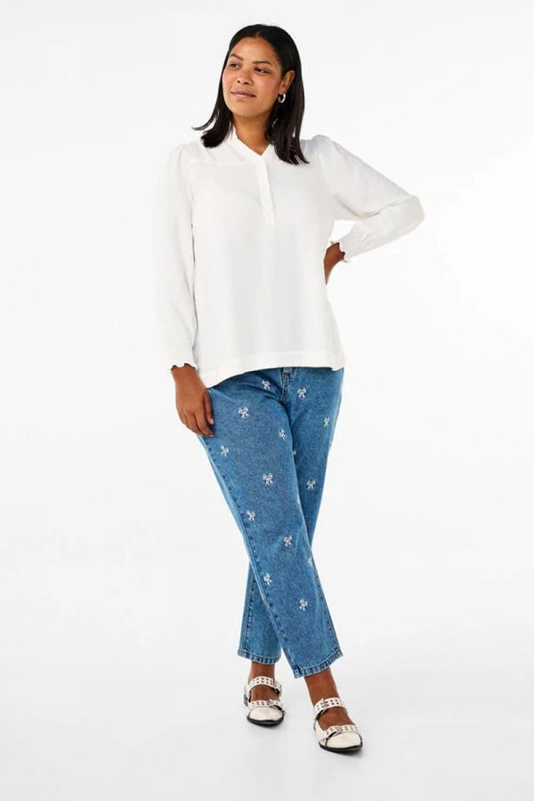 Mom fit jean με κέντημα φιογκάκια σε denim light blue χρώμα