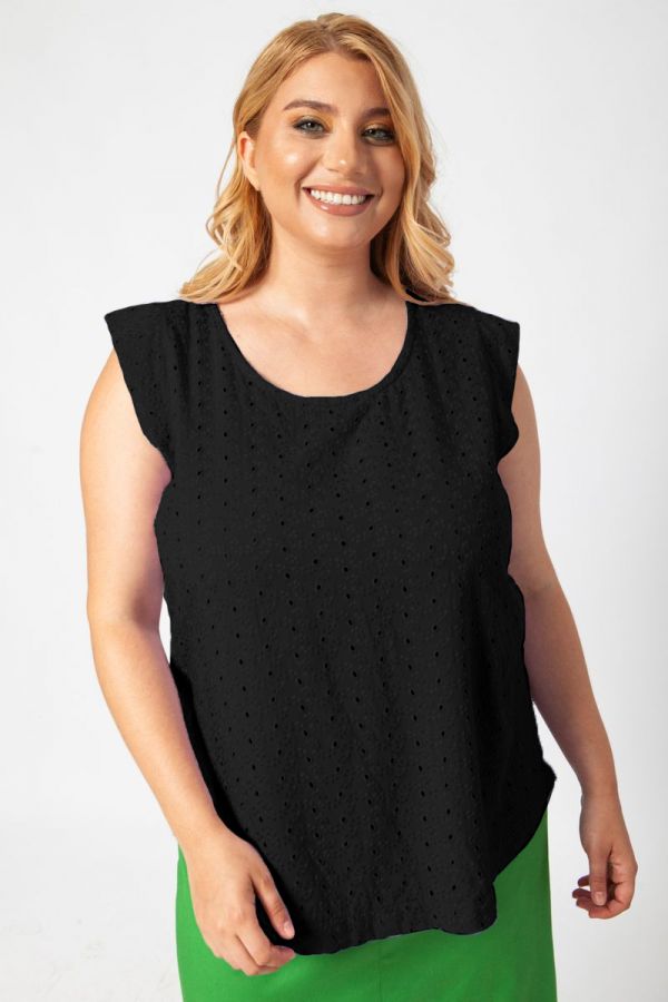 Διάτρητη μπλούζα με λεπτομέρεια στον ώμο σε μαύρο χρώμα