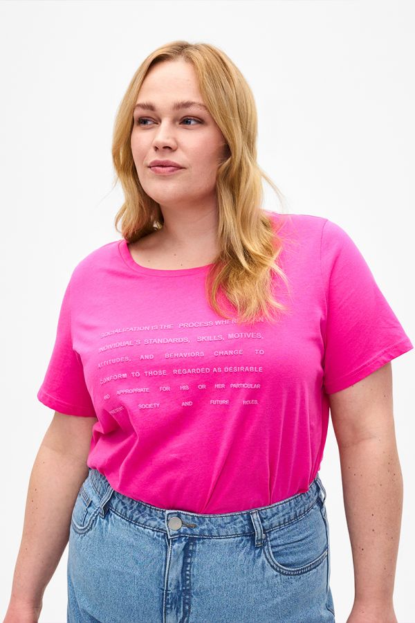 Βαμβακερό t-shirt με τύπωμα σε φουξ χρώμα