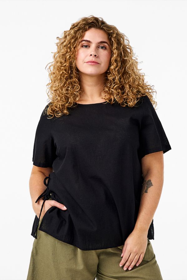 Λινή μπλούζα με δέσιμο στο πλάι σε μαύρο χρώμα