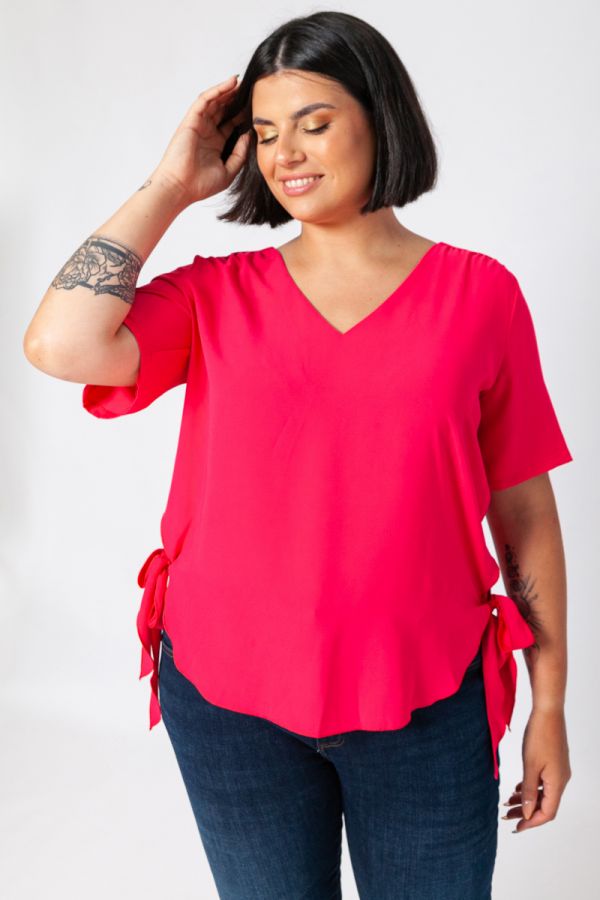 Hi-Lo μπλούζα που δένει στο τελείωμα σε φουξ χρώμα