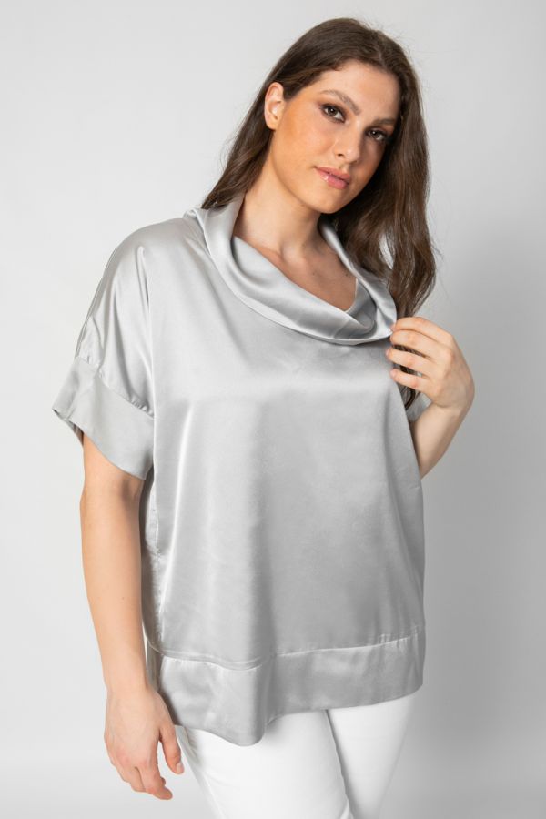 Σατέν μπλούζα με ξεχυλωτό γιακά σε ασημί χρώμα