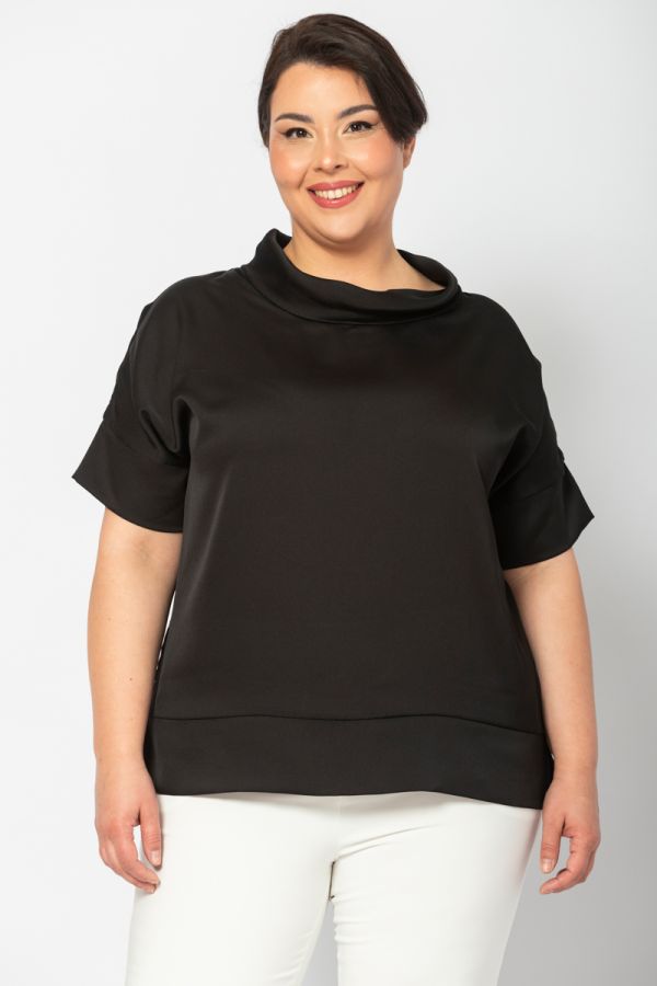 Σατέν μπλούζα με ξεχυλωτό γιακά σε μαύρο χρώμα