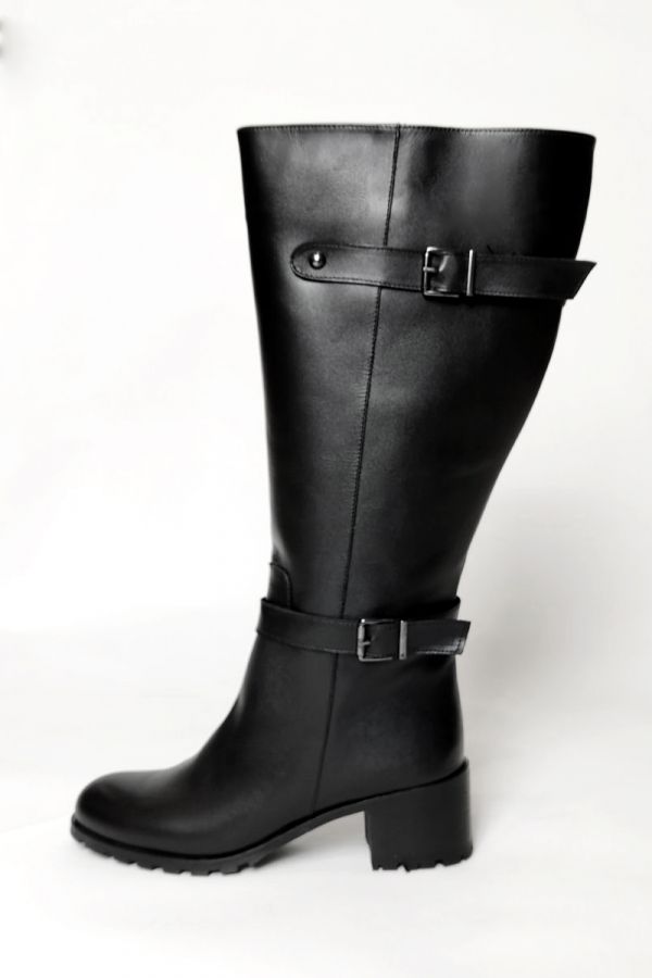 Δερμάτινη μπότα με λουριά σε μαύρο χρώμα