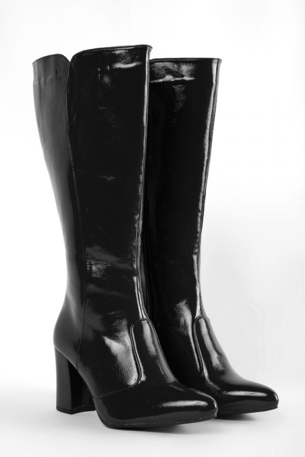 Μπότα από λουστρίνι με ψηλό τακούνι σε μαύρο χρώμα