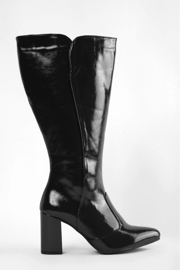 Μπότα από λουστρίνι με ψηλό τακούνι σε μαύρο χρώμα