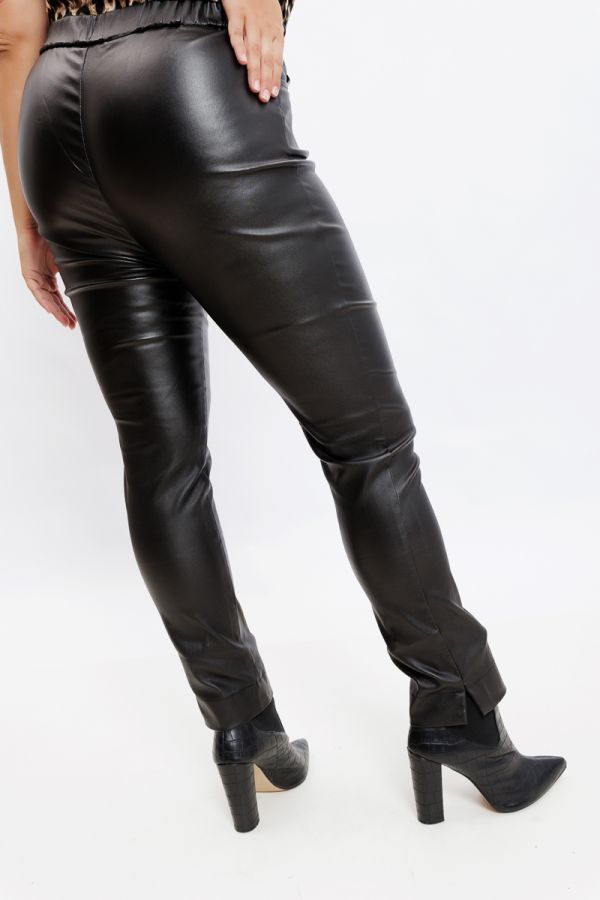 Leather-like coated παντελόνι σε μαύρο χρώμα