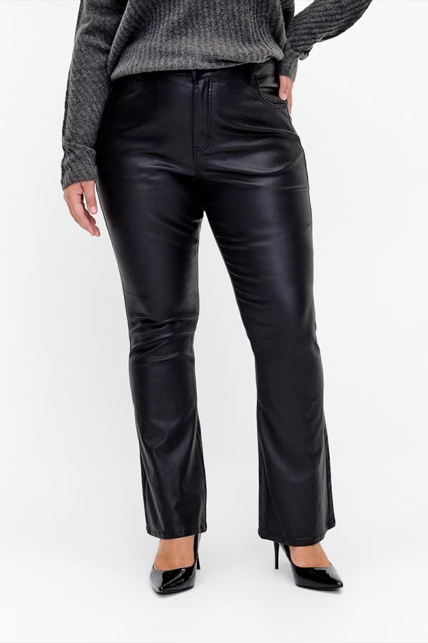 Leather-like παντελόνι καμπάνα σε μαύρο χρώμα