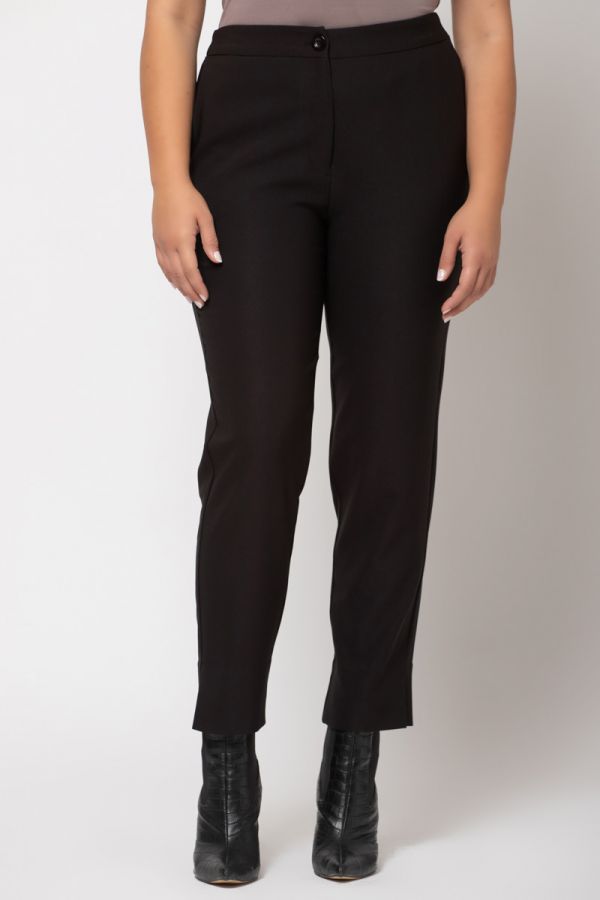 Παντελόνι ίσιο με λάστιχο στο πίσω μέρος σε μαύρο χρώμα