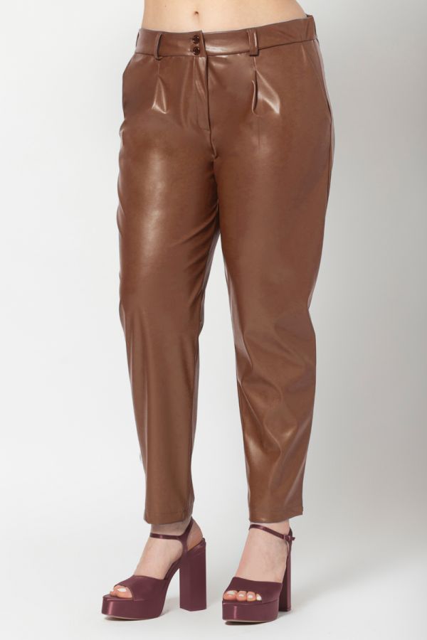 Παντελόνι leather-like με πιέτες σε σοκολά χρώμα