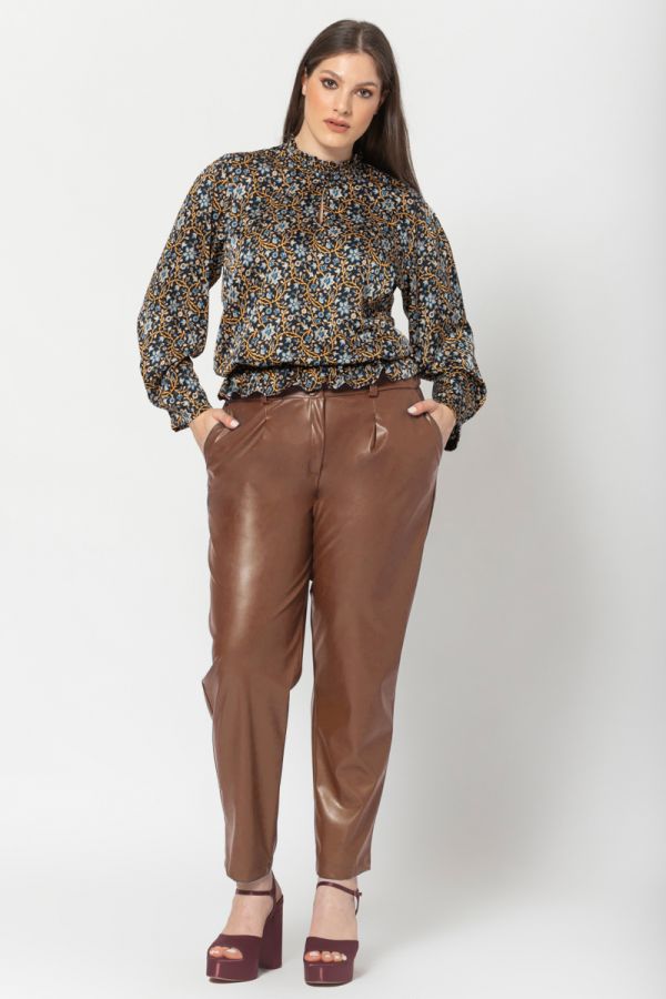 Παντελόνι leather-like με πιέτες σε σοκολά χρώμα 1xl,2xl,3xl,4xl,5xl