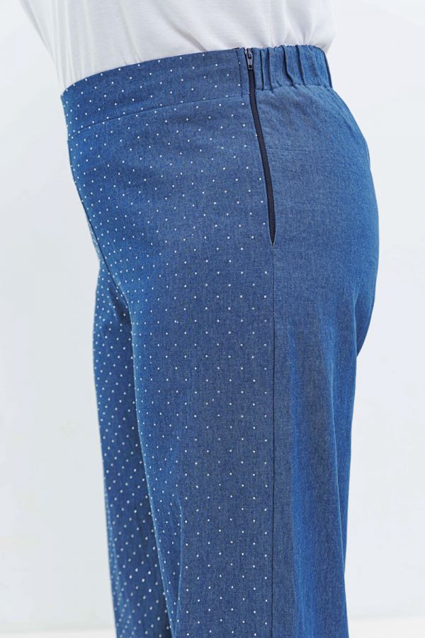 Παντελόνα με στρας μπροστά σε denim light blue χρώμα