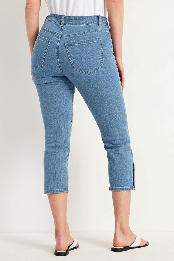 Κάπρι jean με κουμπιά στο τελείωμα σε denim light blue χρώμα