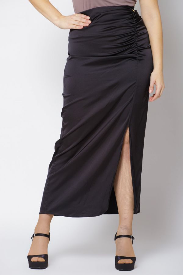 Σατέν maxi φούστα με άνοιγμα στο πλάι σε μαύρο χρώμα 