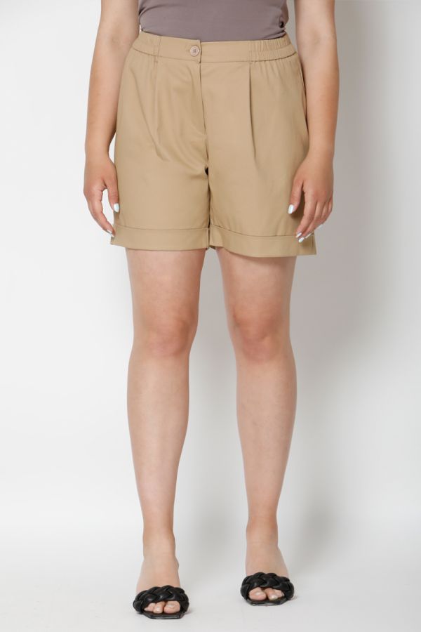 Shorts καμπαρντινέ με πιέτες και γυρισμένο ρεβέρ σε μπεζ χρώμα