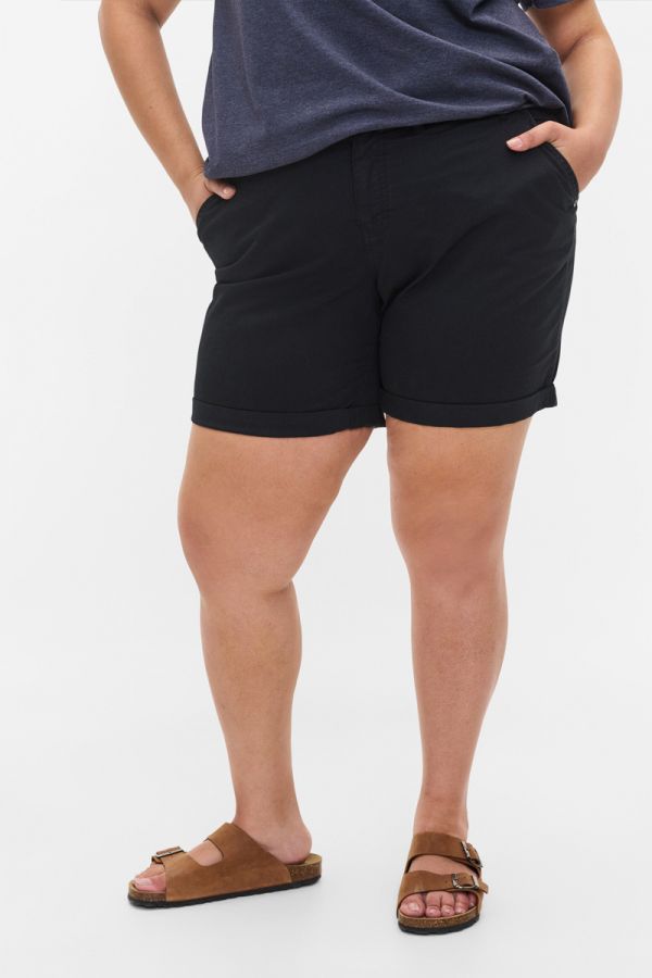 Shorts με τσέπες και ρεβέρ στο τελείωμα σε μαύρο χρώμα