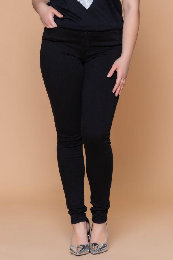 Skinny jean παντελόνι σε μαύρο χρώμα με στενό τελείωμα